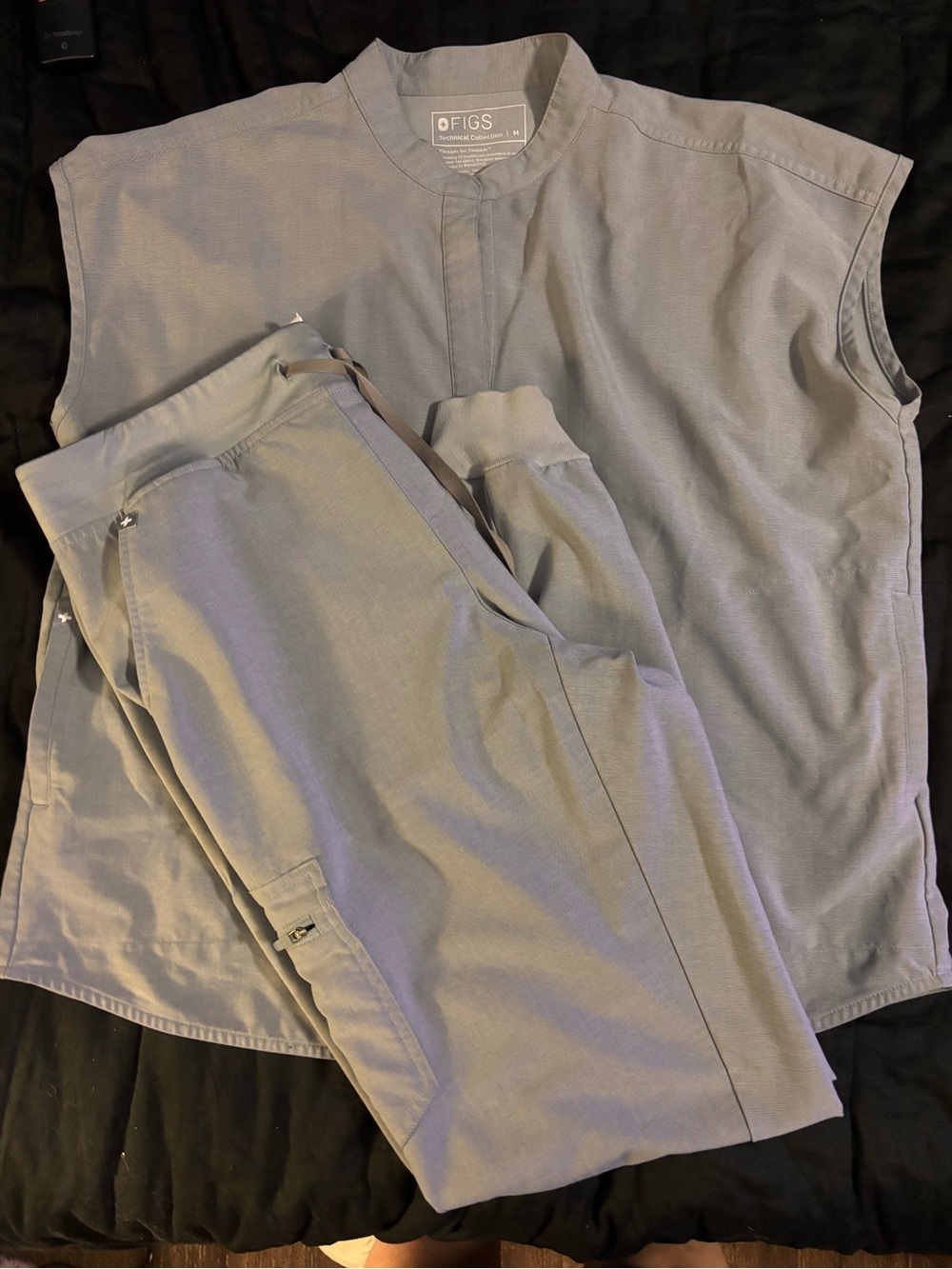 FIGS women’s Gray Scrub set